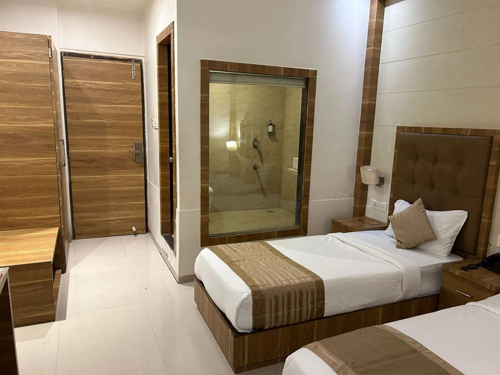 Hotel Bkc Mannat Мумбай Екстериор снимка