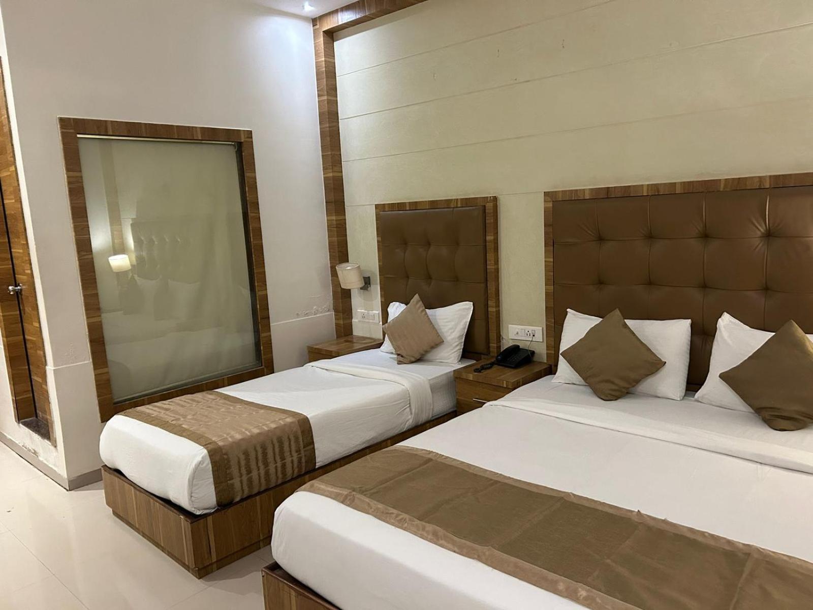 Hotel Bkc Mannat Мумбай Екстериор снимка