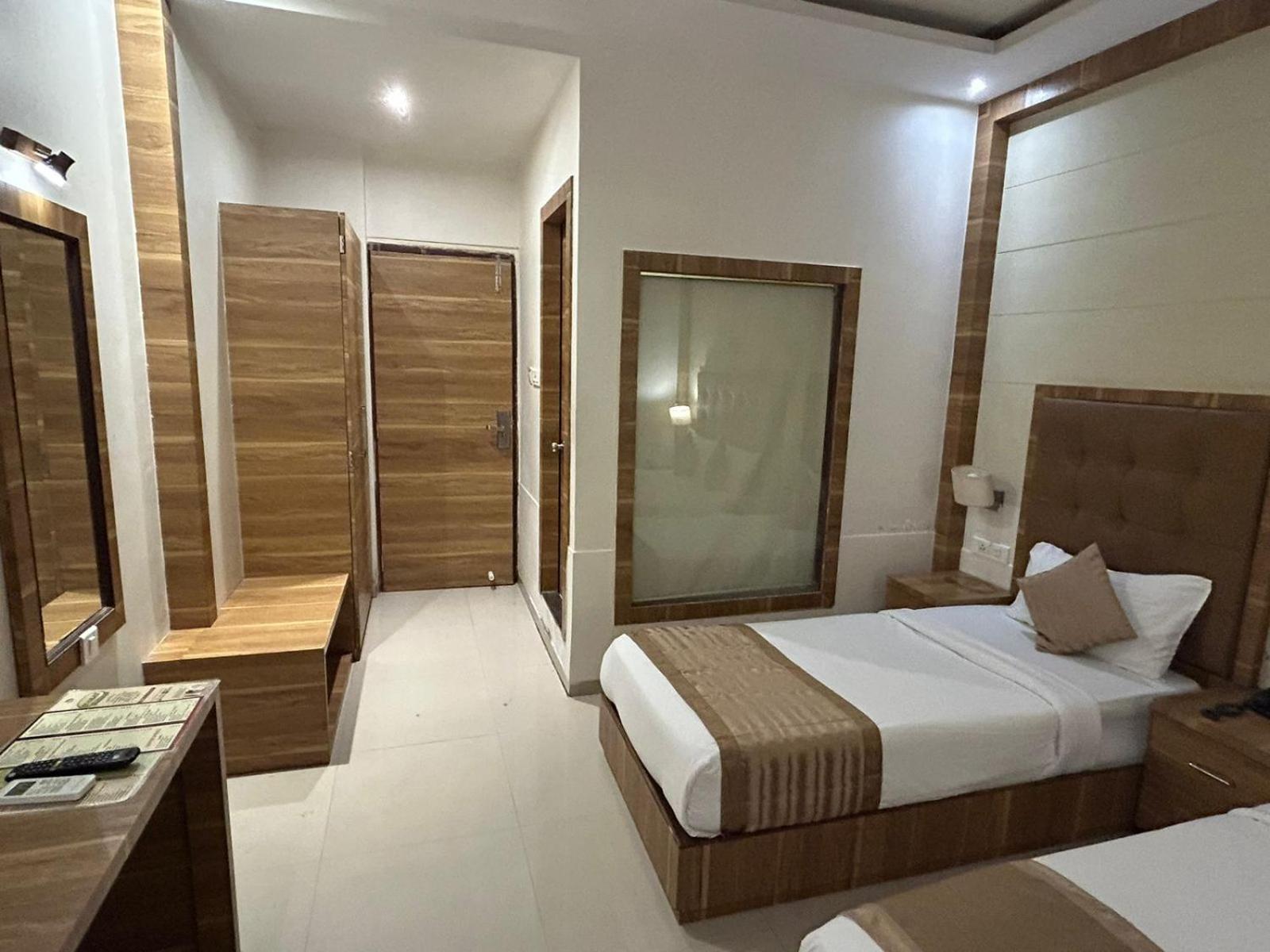 Hotel Bkc Mannat Мумбай Екстериор снимка
