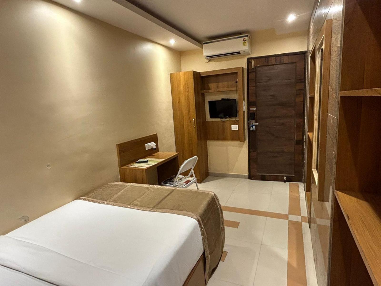 Hotel Bkc Mannat Мумбай Екстериор снимка